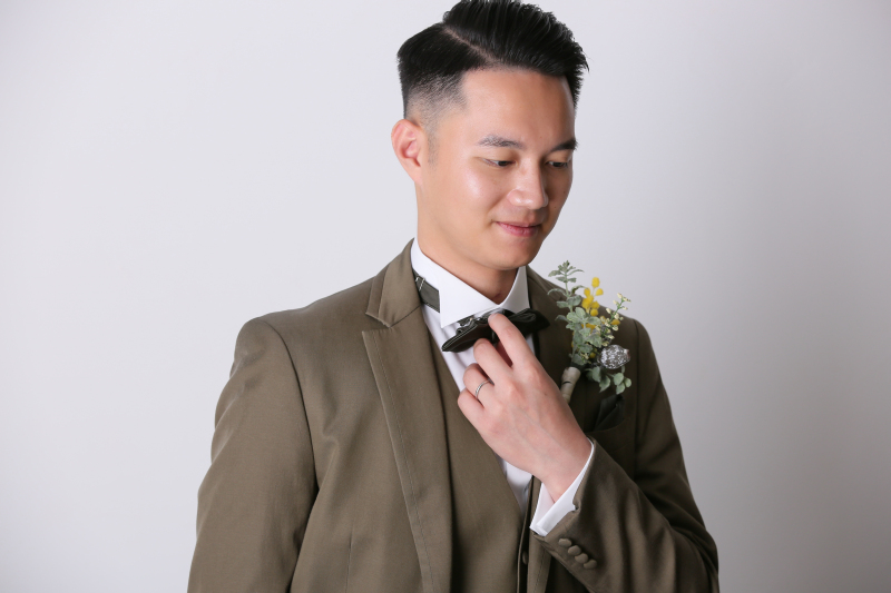 ネクタイを整えて