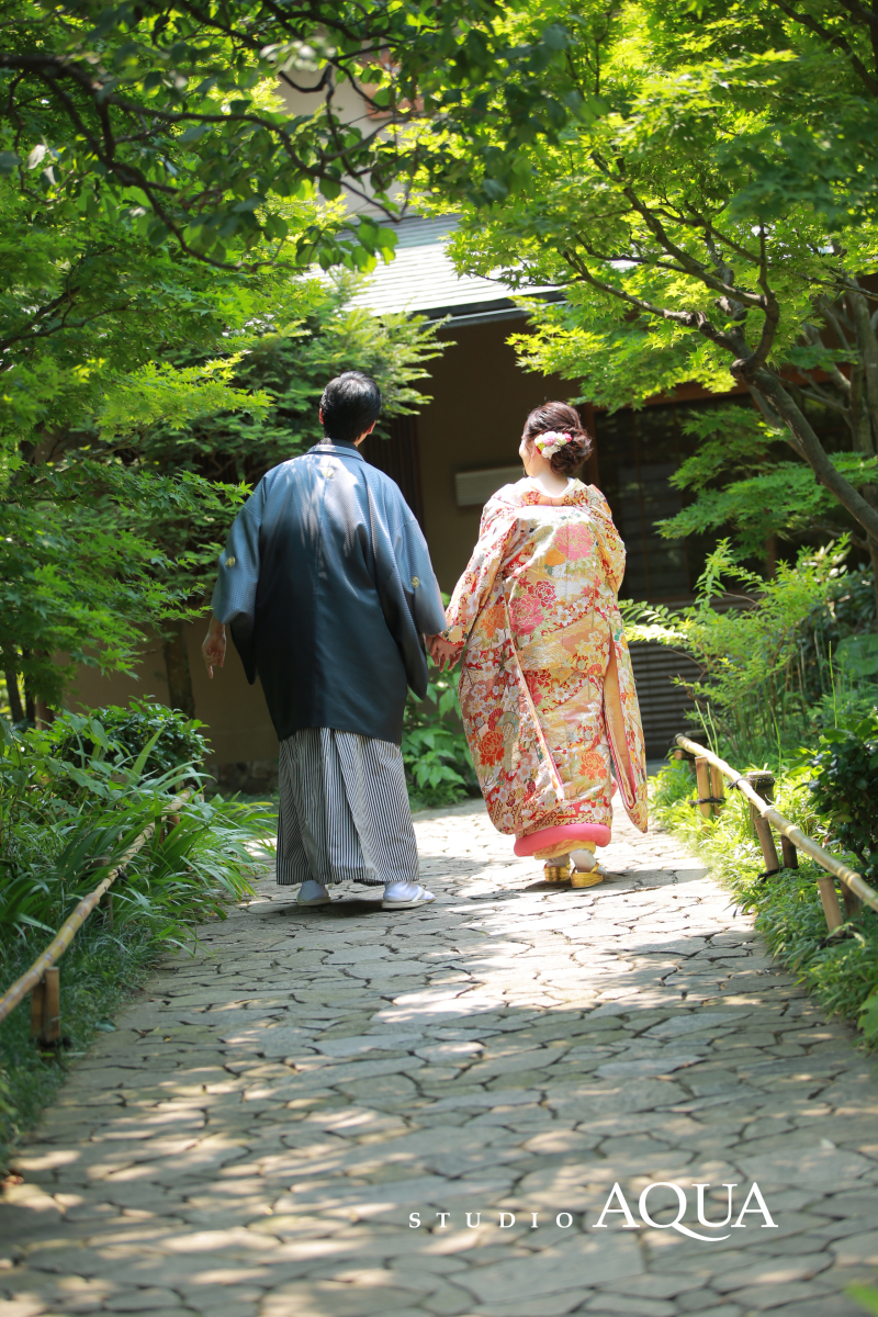 歩いている後ろ姿