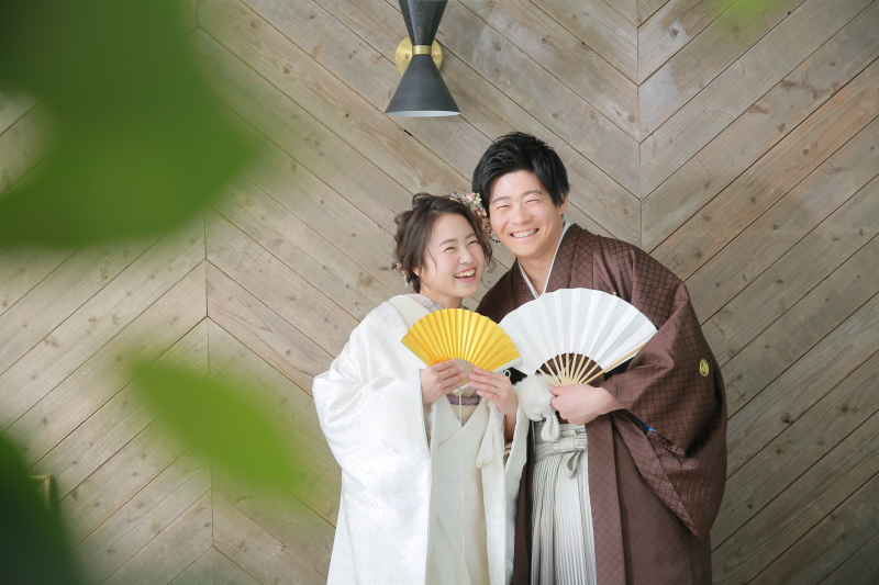 木目の壁前でも！