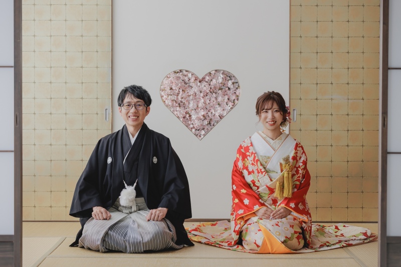 ハート窓の前で背筋を伸ばす和室正座