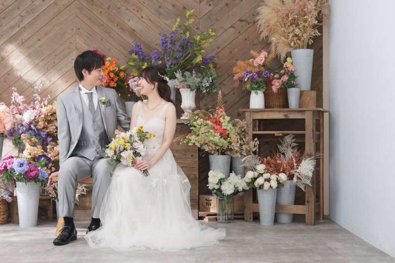 花に囲まれて幸せそうなおふたり