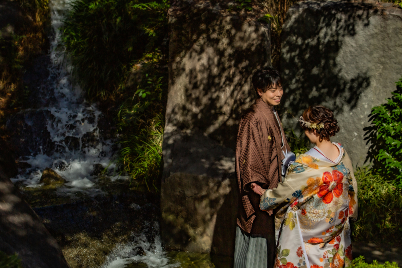 手を取り合って庭園内をお散歩