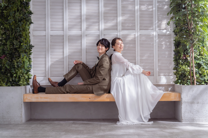 木漏れ日の差し込むベンチ