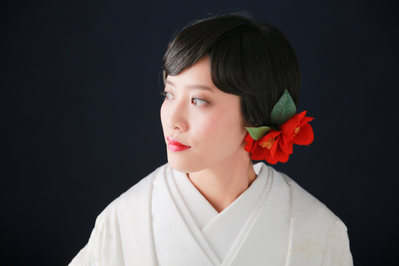 髪飾りと口紅の色を合わせて。
