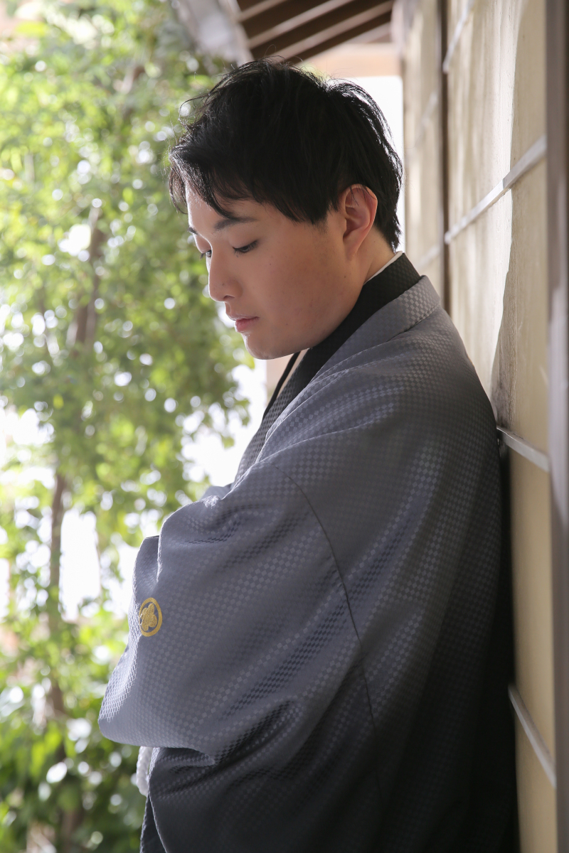 目線を落として