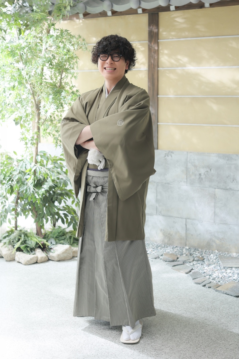 腕を組み堂々と微笑む新郎のソロ