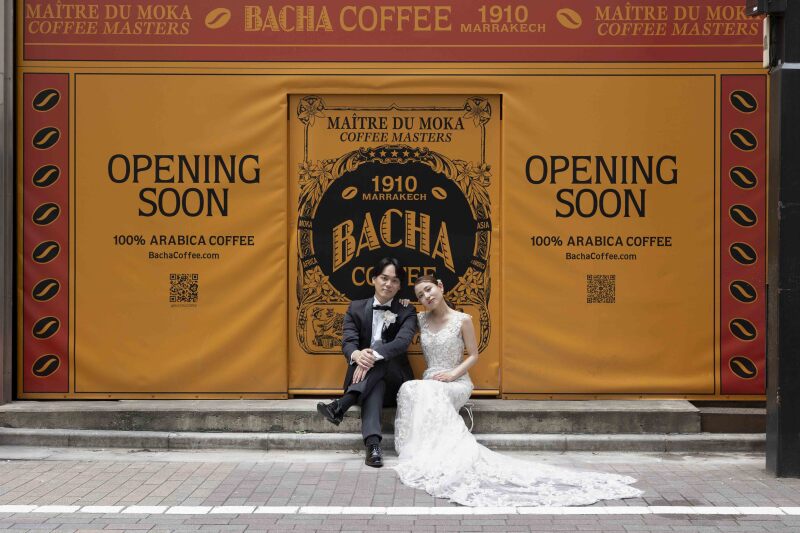 おニューのコーヒーショップ前