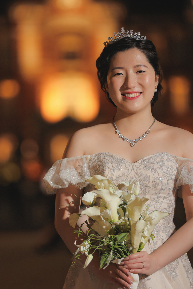 東京駅舎前新婦さんのソロカット