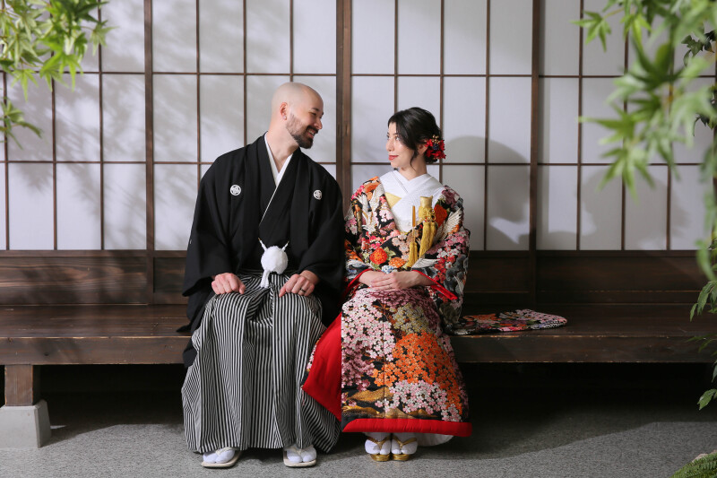 座っている姿も