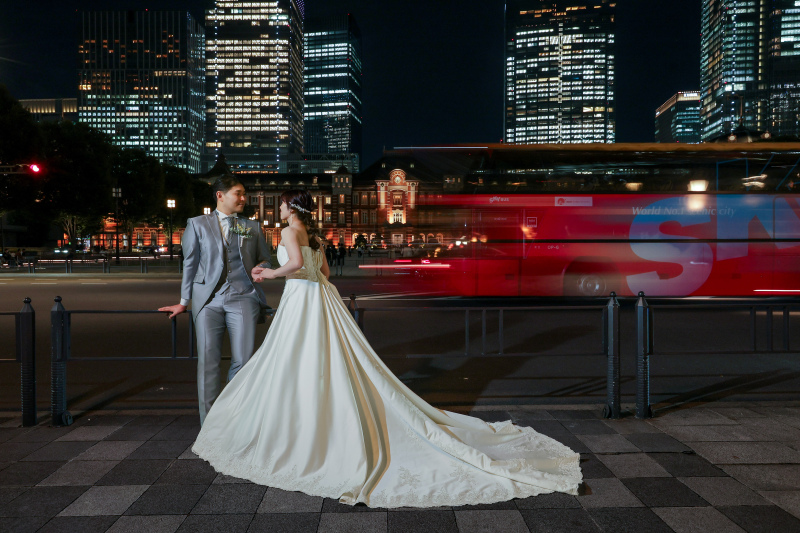 真っ赤なバスと一緒に