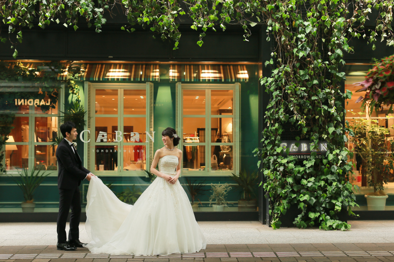 ドレスを持ってエスコート