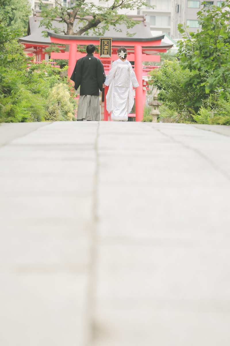 仲良く手を繋いで