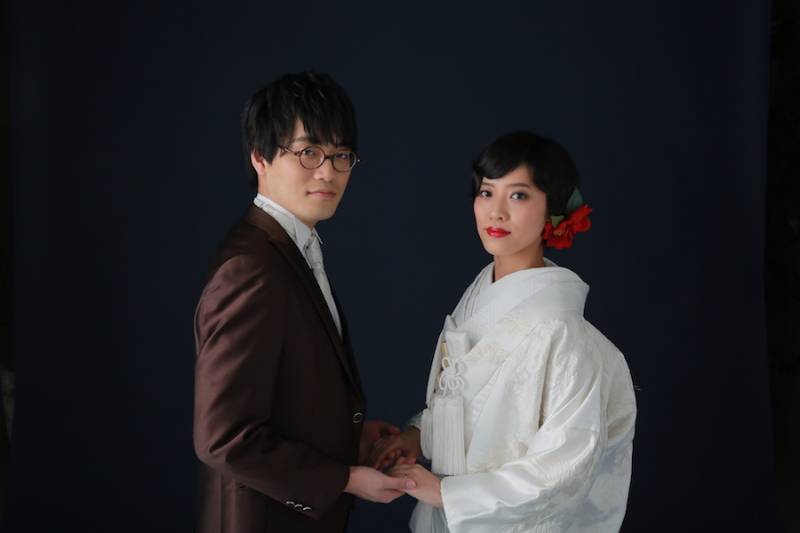 二人で手を取り合って。