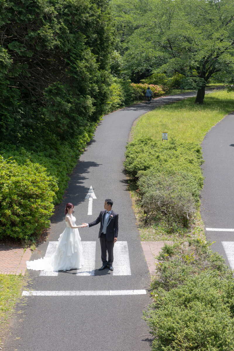 道の上で向かい合うダイナミックなアングル