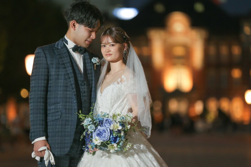 東京駅をバックに