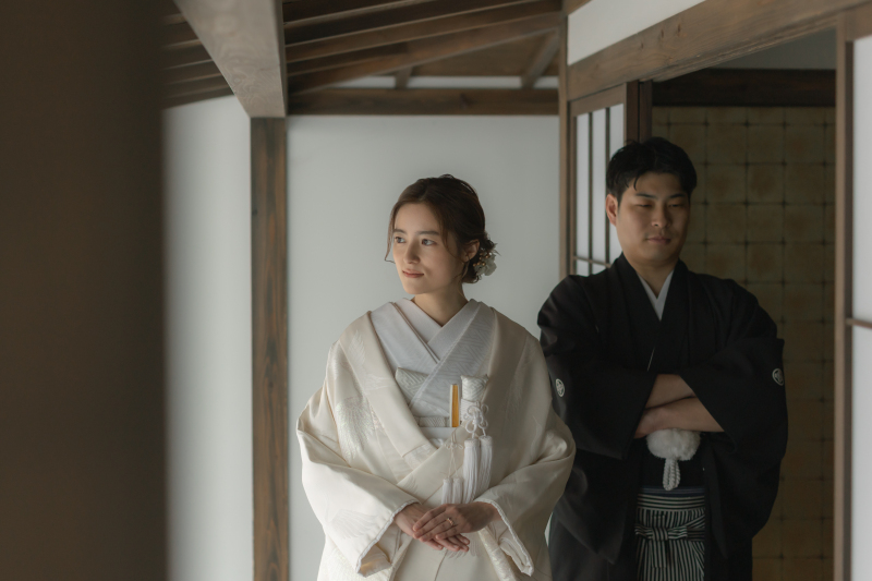 廊下を歩く新婦さん