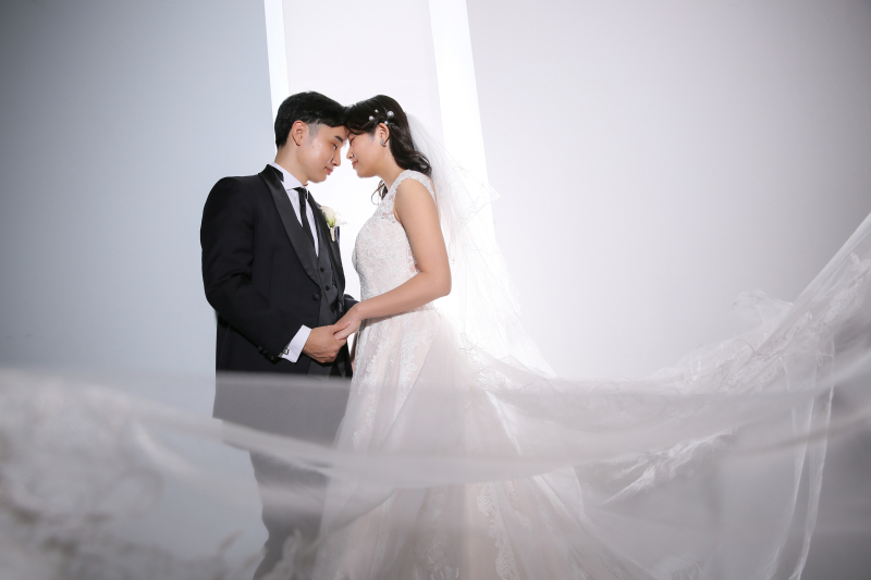 ベールをなびかせて