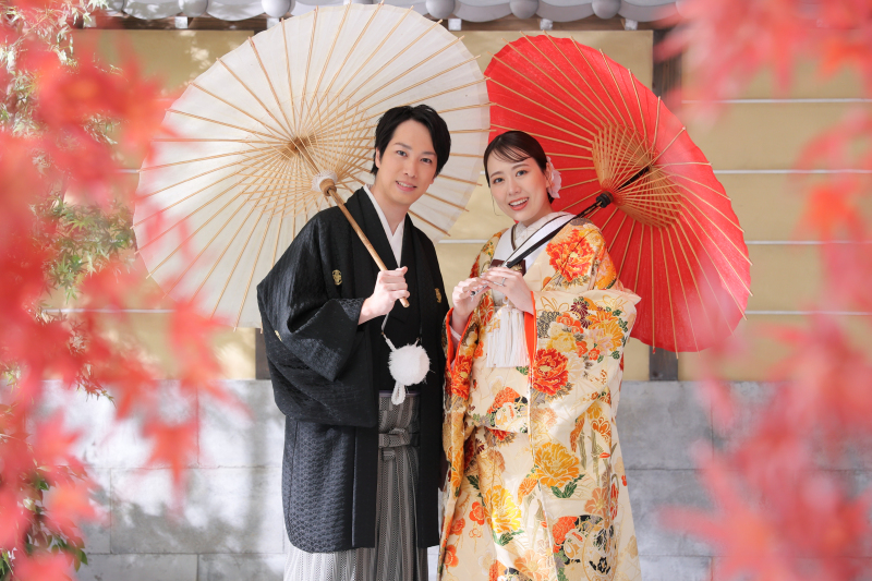 傘を持って華やかに