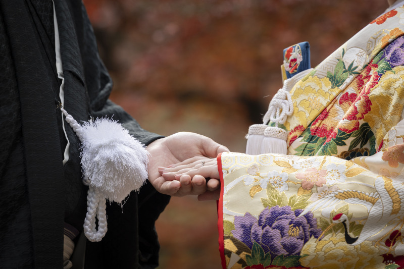 手を取り合って