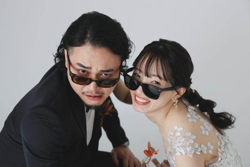 ふたりでサングラス越しにちらり