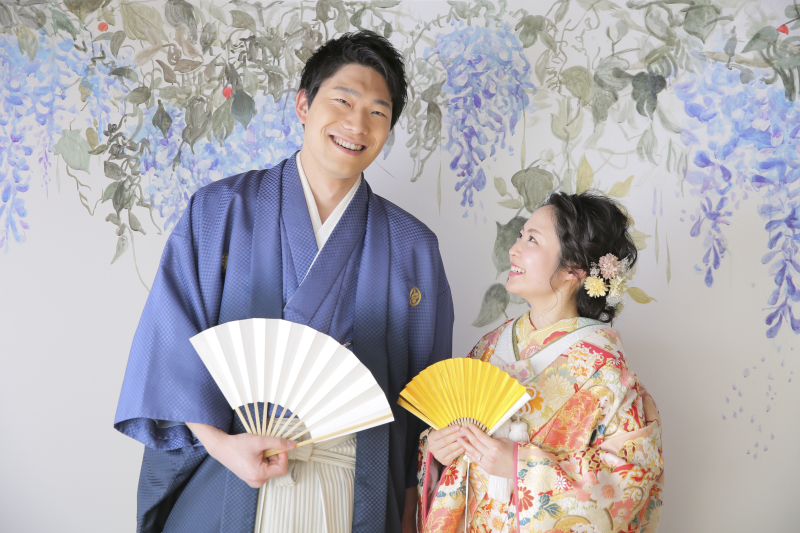 扇子を持って。