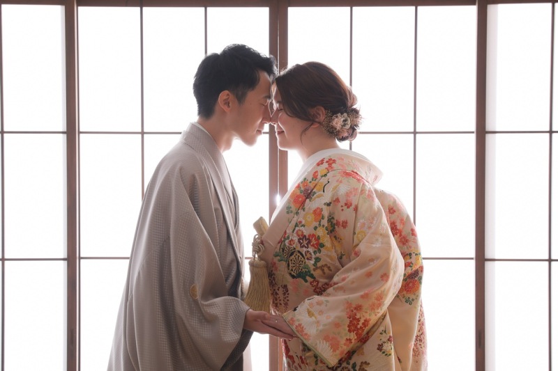 手を取り合って