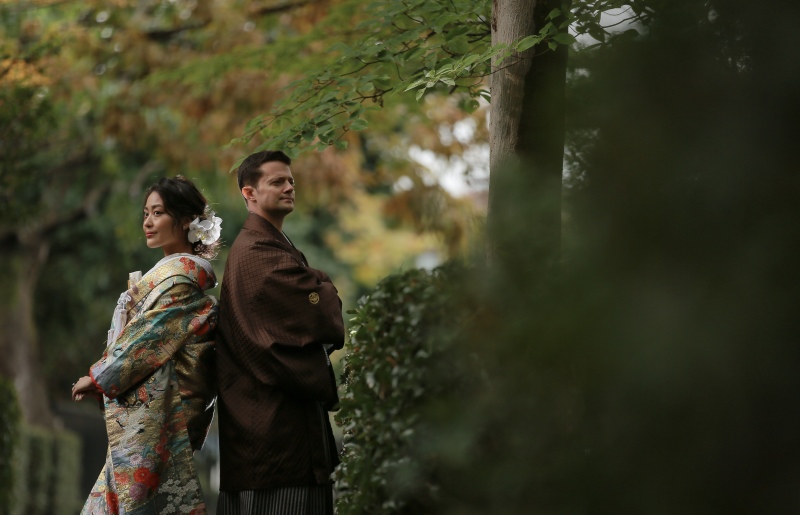 背中合わせで。