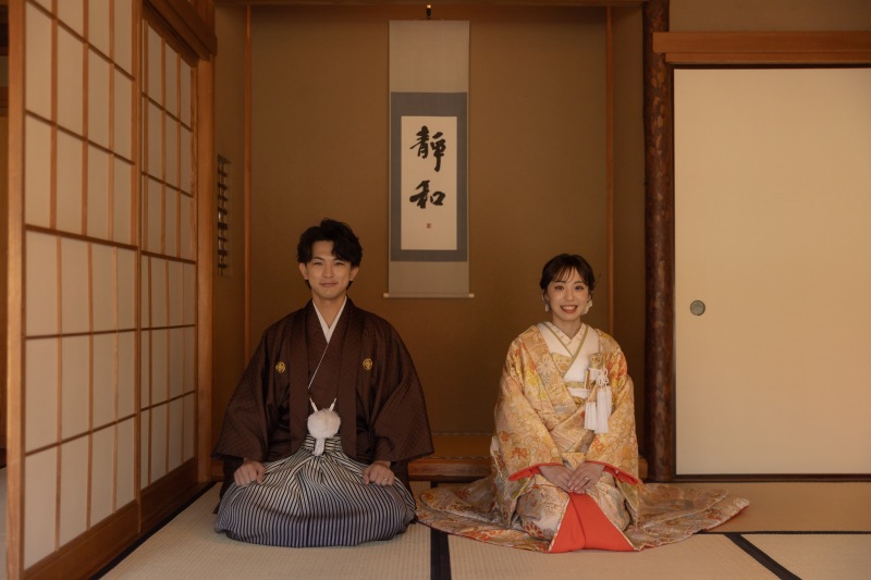 畳の上で正座、ふたりで揃ってご挨拶