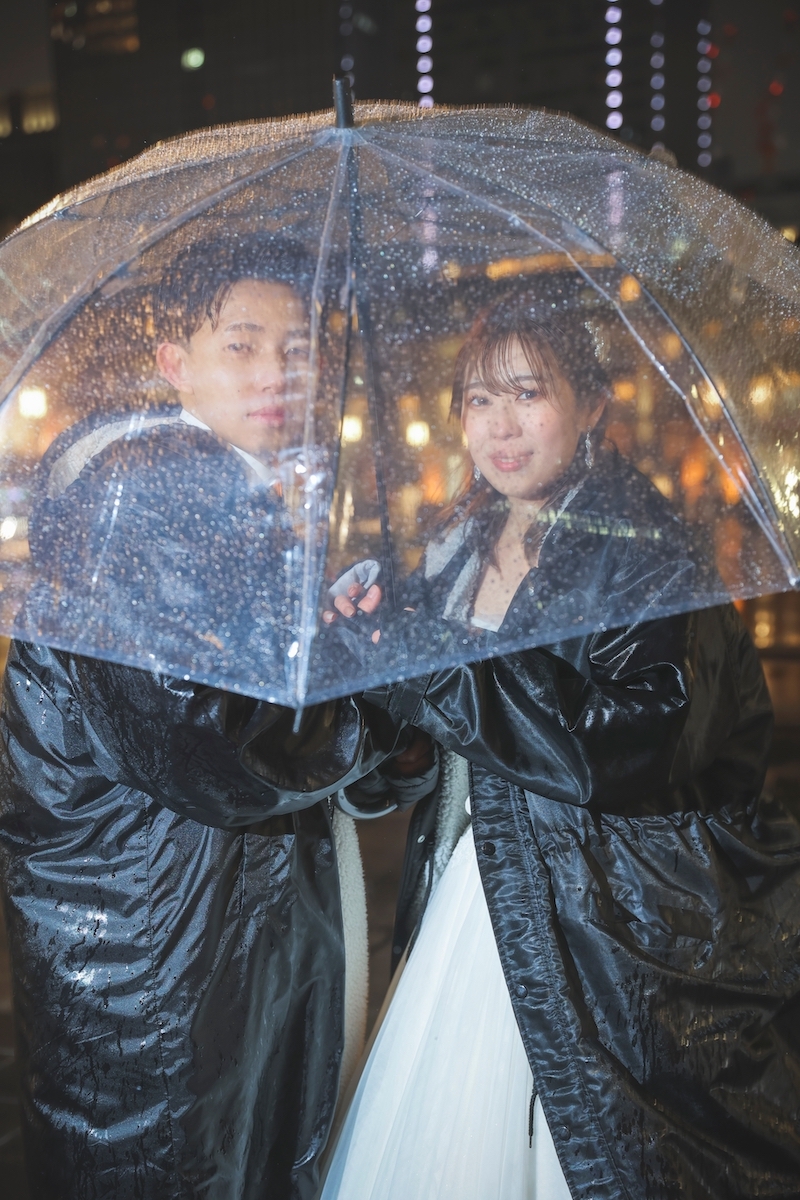 仲良く傘を持って