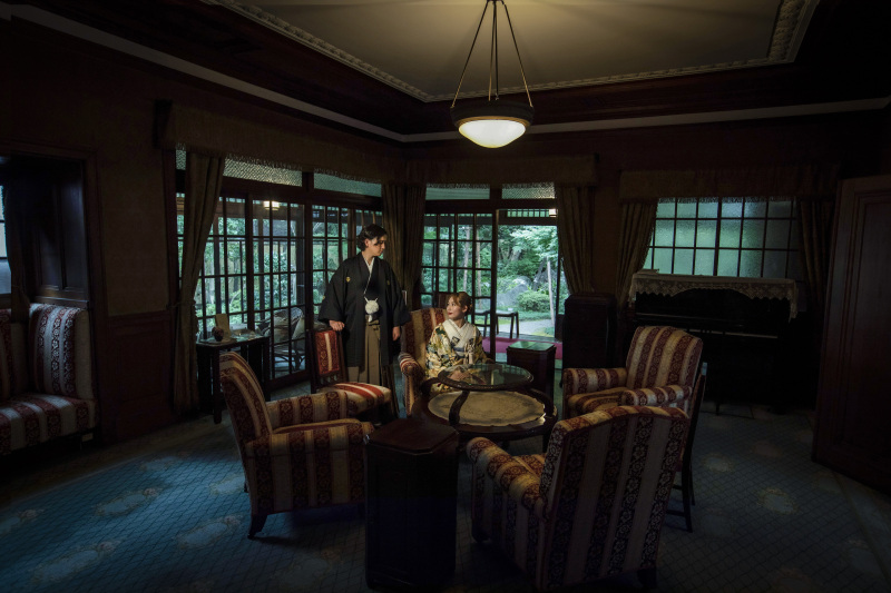 座ったショットも