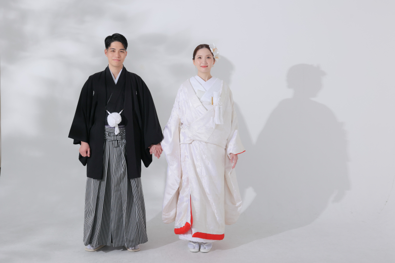 白背景にお二人が際立つ和装スタジオプラス
