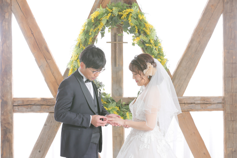 チャペル背景で指輪交換シーン再現！