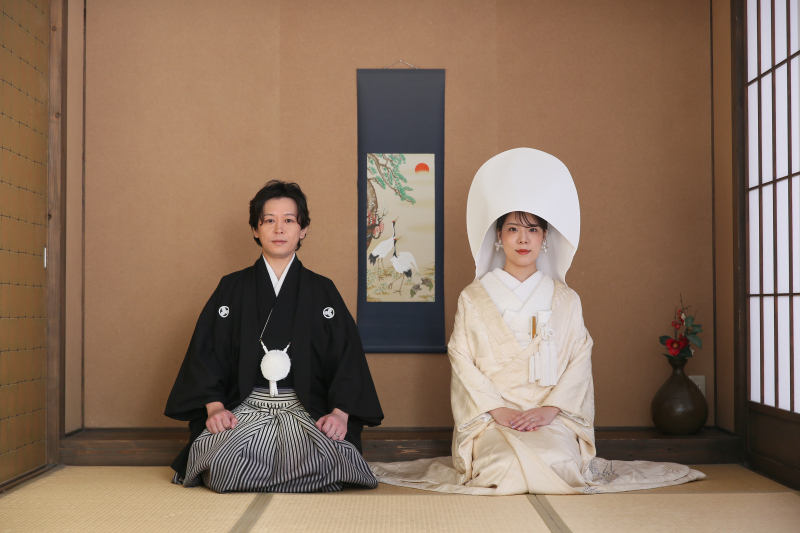 正座は掛け軸を背景に