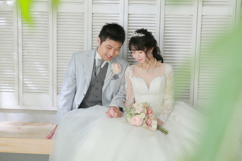 白いベンチ壁で