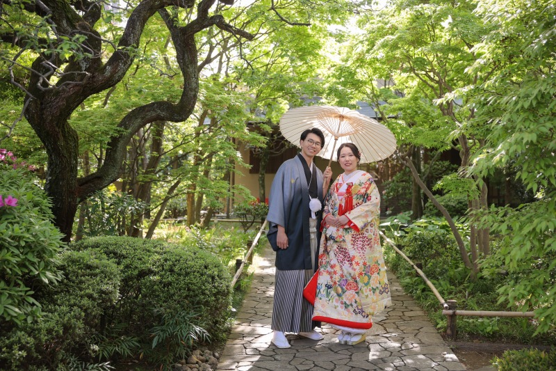 和傘の下で寄り添う、新緑のさんぽ道