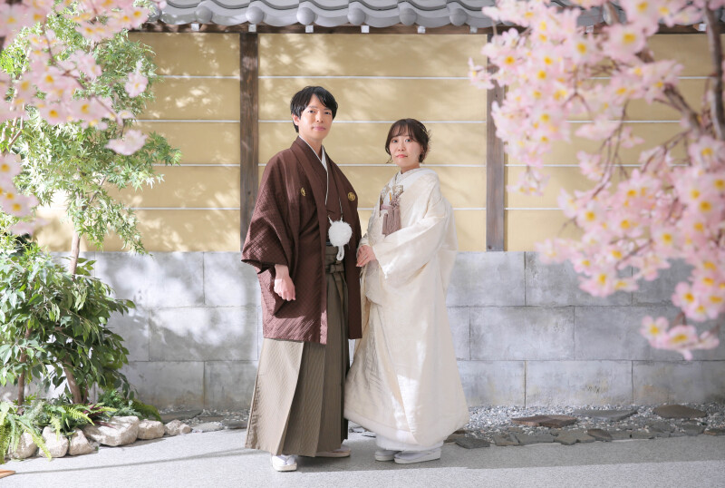 庭園で佇むお二人