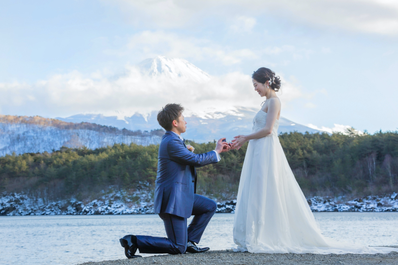 富士山の前でプロポーズ