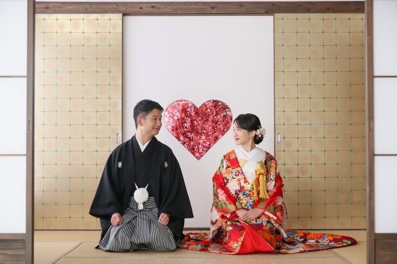 正座はハートを背景に♡