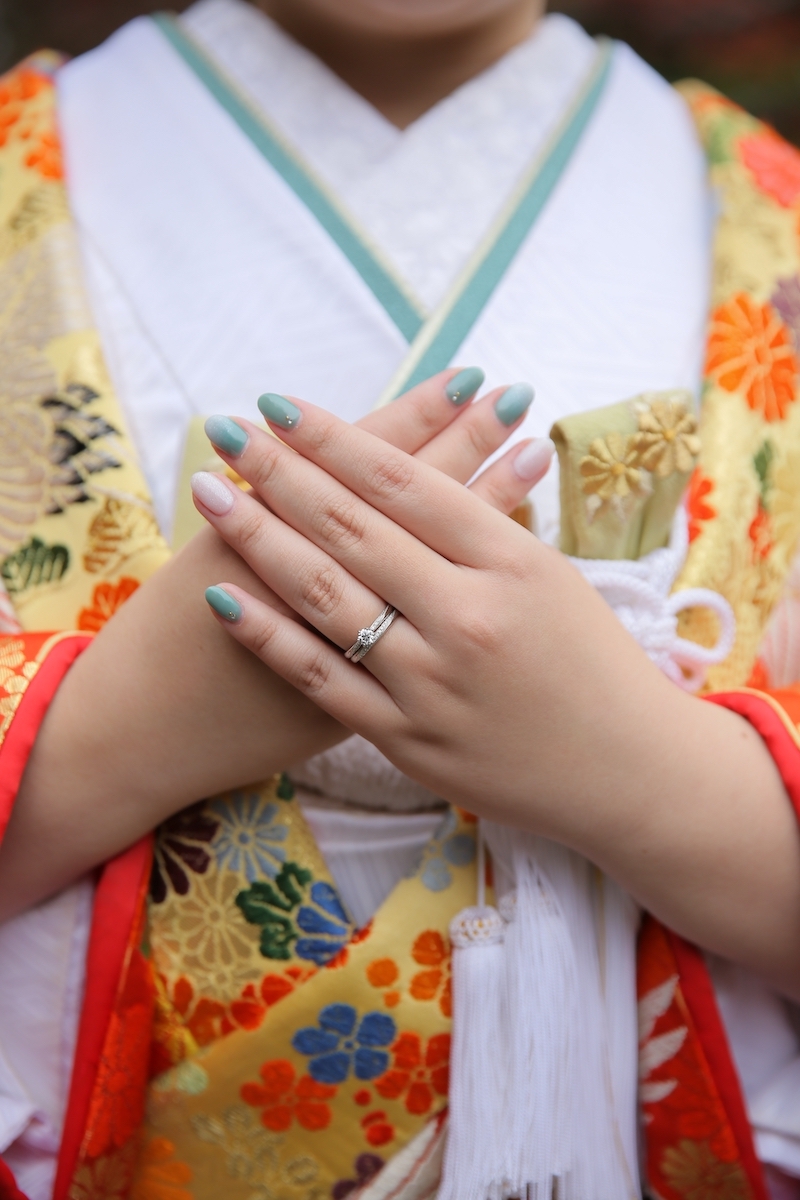 ネイルと襟元のコーディネート