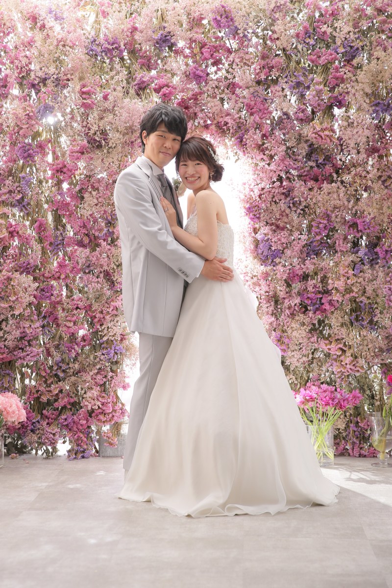 ピンクの壁でかわいらしく