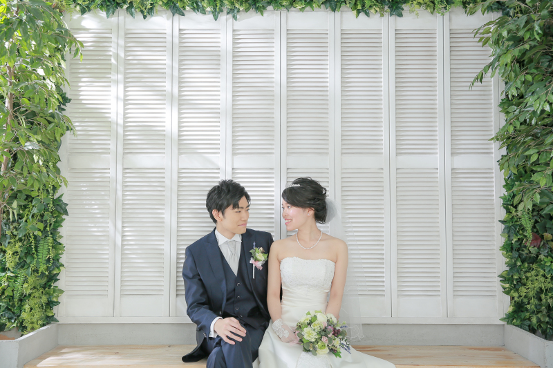 木漏れ日とベンチ