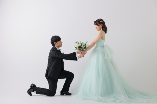 赤い打掛とグリーンのドレス