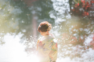 紅く色づいた庭園で