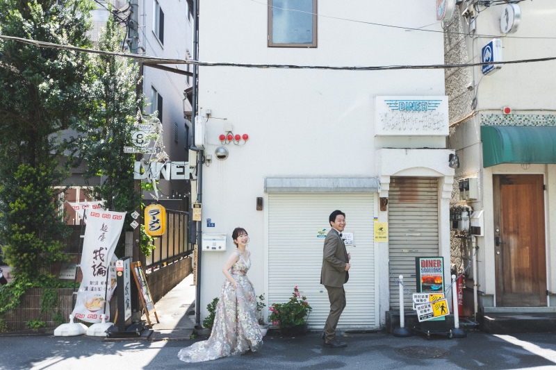 新宿の街を歩きながら