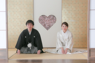 桜舞う屋内庭園での素晴らしいウェディングフォト撮影