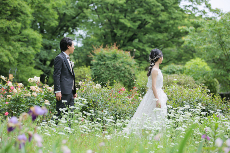 お花畑を歩く二人