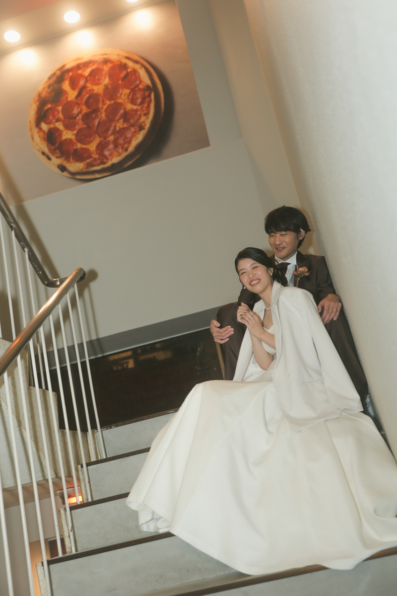 階段に座ってかわいく