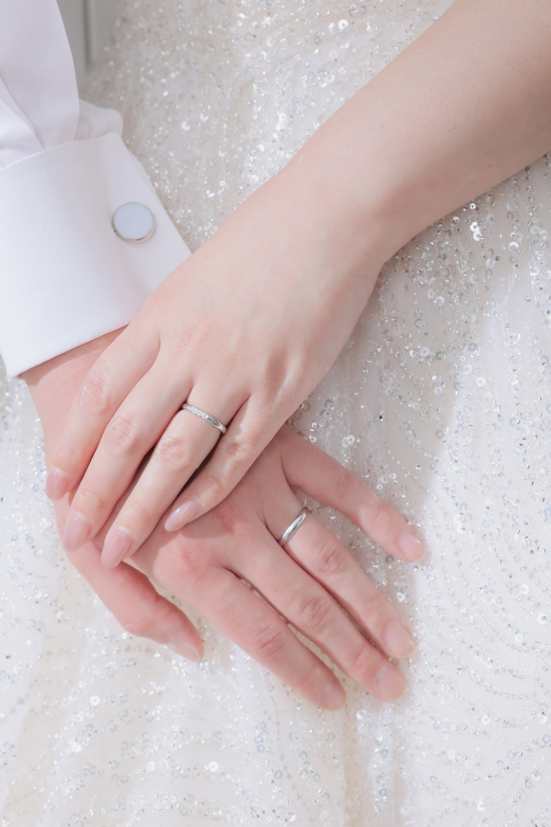 ドレスに手を添えて