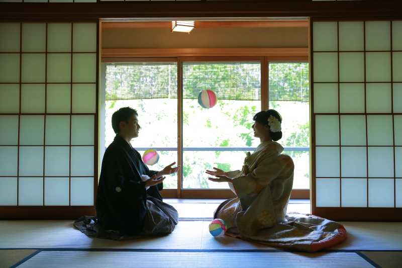 和装と和室と紙風船と