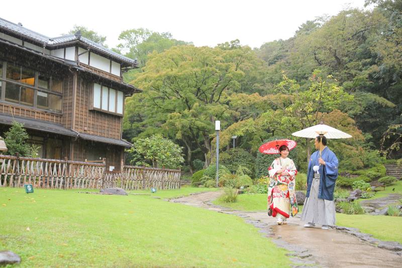 雨の日に傘をさして